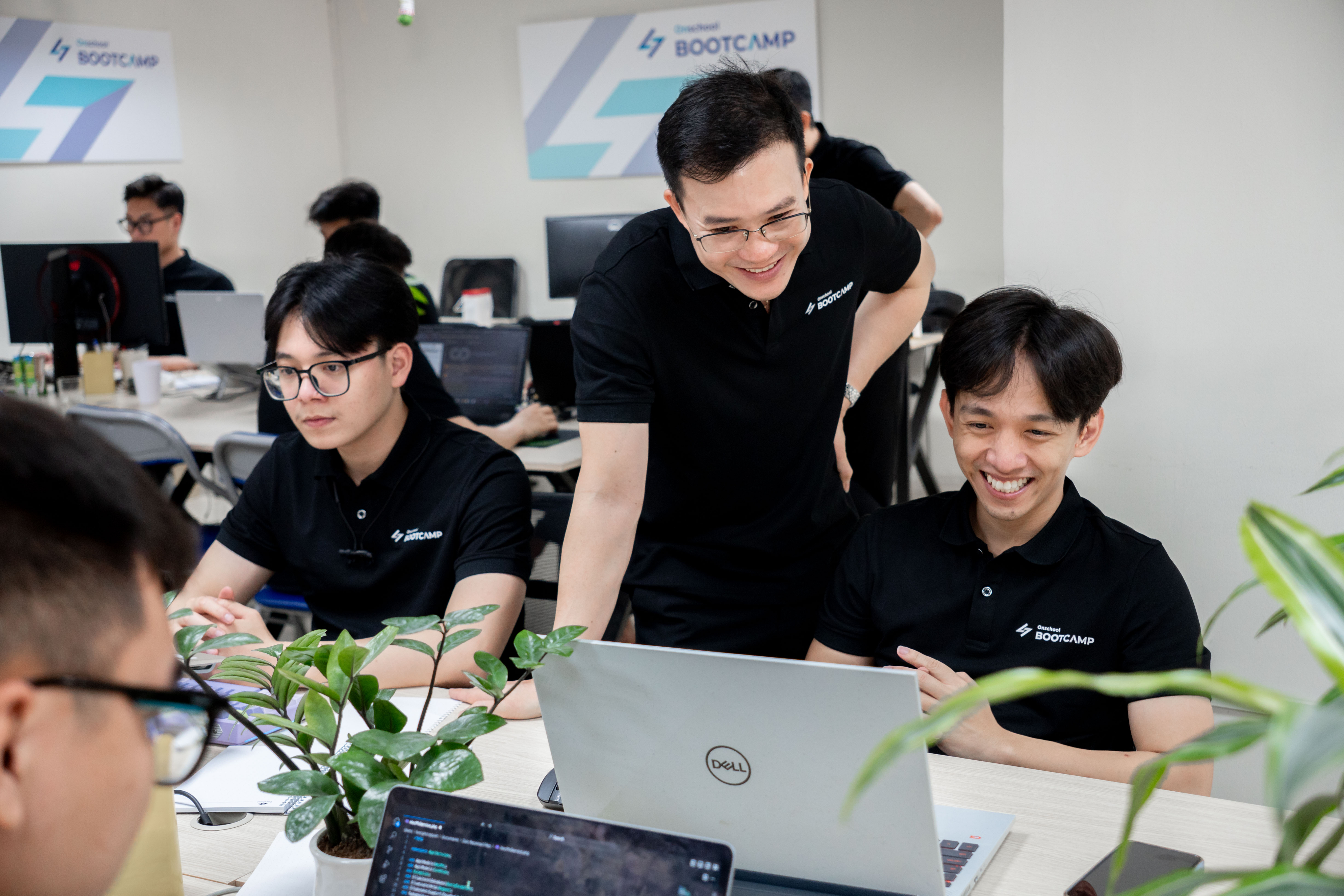 Mentor thảo luận cùng nhóm học viên