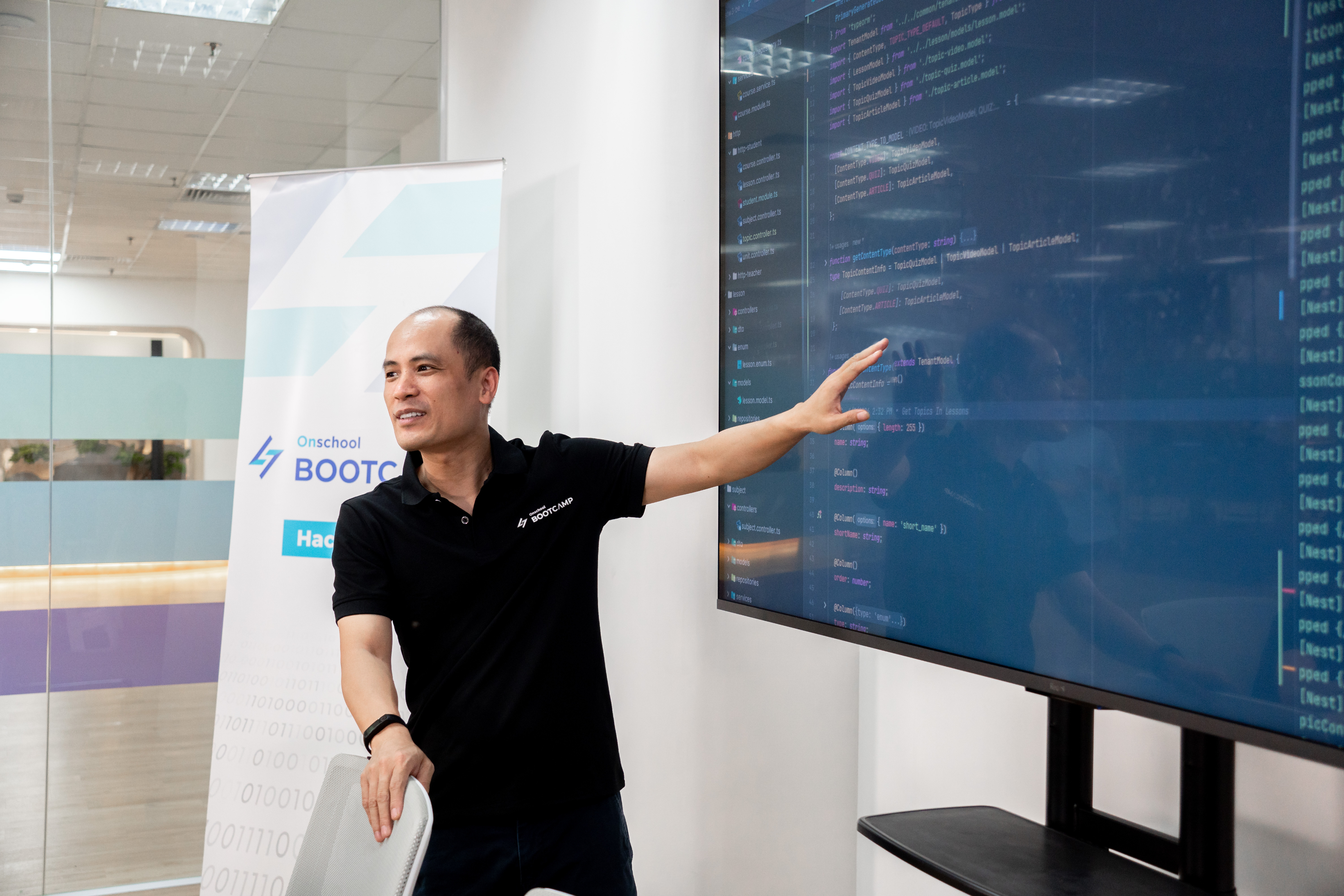 Mentor hướng dẫn học viên trong lớp thực hành